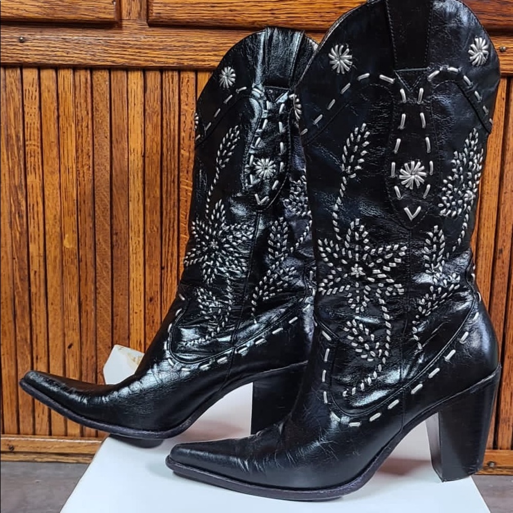 Bakers Shoes Chloe black embellished heeled cowboy boots. Size 6.5 original box.
